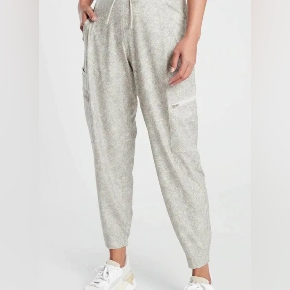 Athleta Women’s Venture Cargo Joggers size 4